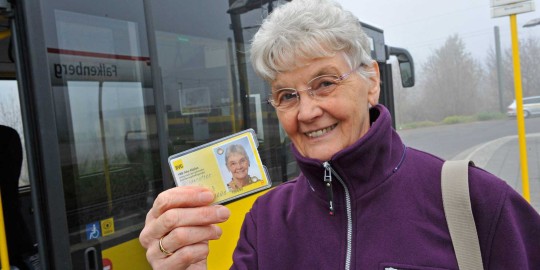 Ältere Frau mit Seniorenfahrschein der BVG