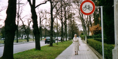 Ältere Frau auf einem Gehweg