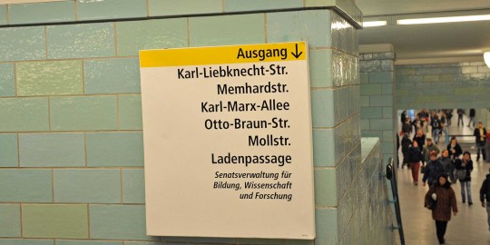 Informationsschild im Berliner U-Bahnhof