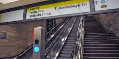 Informationsschilder im Berliner U-Bahnhof